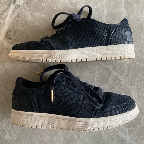 Women’s Nike Air Jordan 1 Retro low - python print - Picture 3 of 6